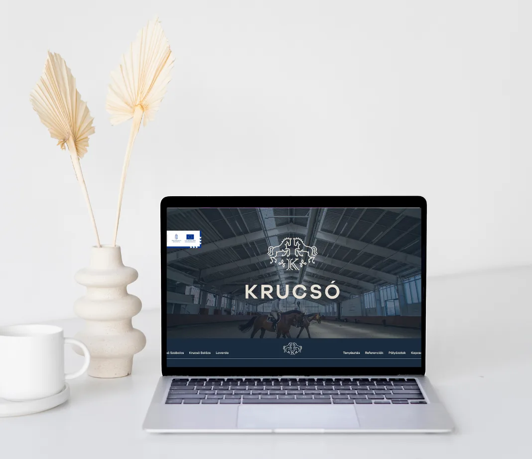 Krucsó lovas weboldal laptop mockupon